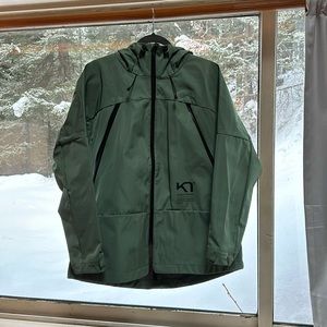 NWOT Kari Traa rain coat, fully taped seams, and waterproof zippers, Size Large
